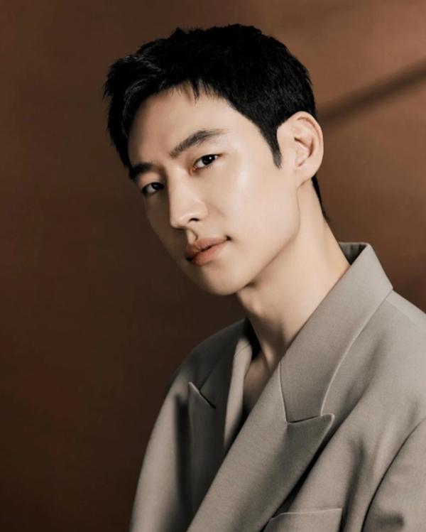 Nam diễn viên mặc áo dài Việt Nam gây chú ý trong Taxi Driver 2 là ai?-11