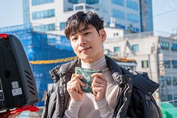 Nam diễn viên mặc áo dài Việt Nam gây chú ý trong Taxi Driver 2 là ai?-12