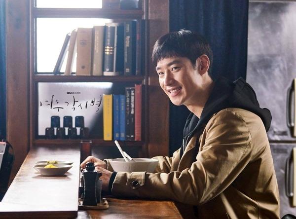 Nam diễn viên mặc áo dài Việt Nam gây chú ý trong Taxi Driver 2 là ai?-13