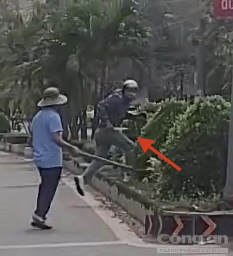 Gay cấn cảnh vây bắt tên trộm xe, lấy dao chém 2 người bị thương-2