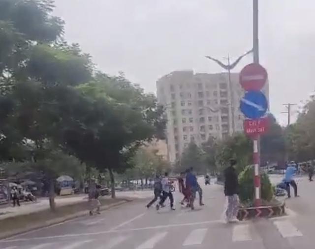 Gay cấn cảnh vây bắt tên trộm xe, lấy dao chém 2 người bị thương-3