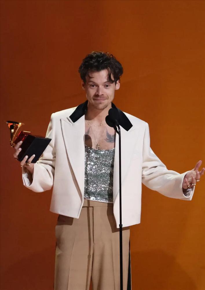 Harry Styles uống nước từ giày trong concert ở Australia-3