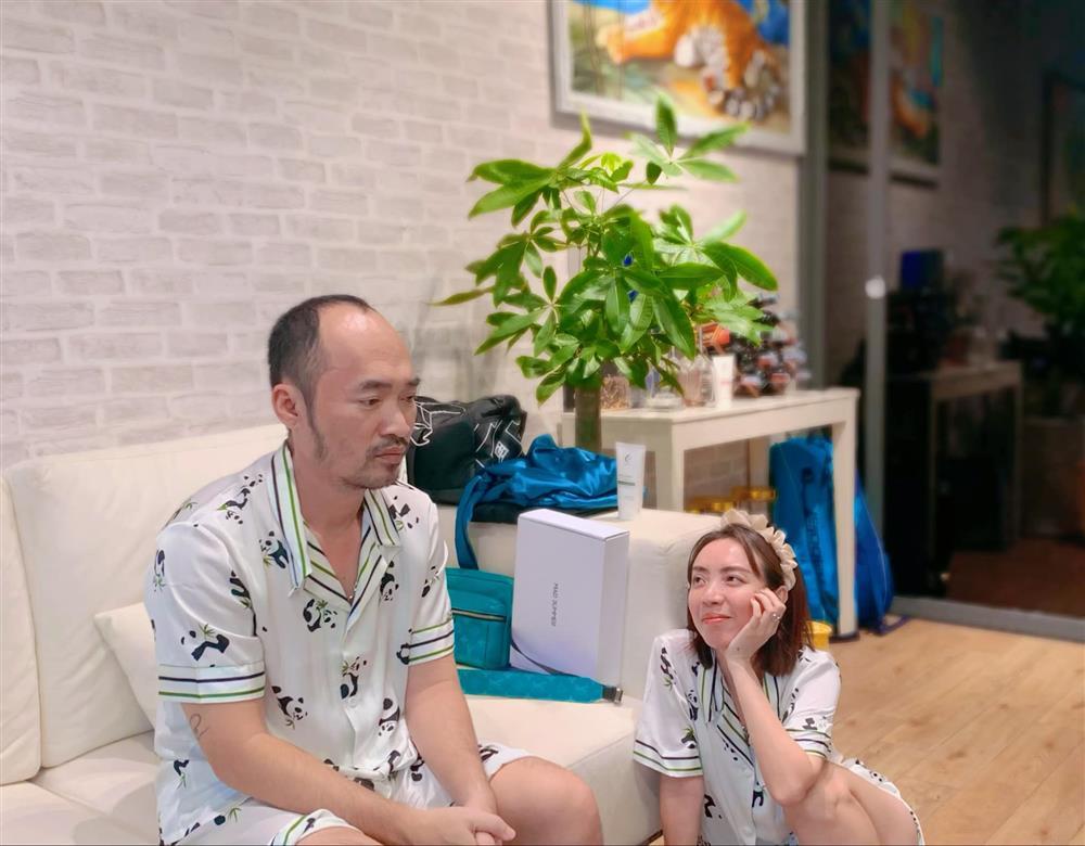 Thu Trang dội nước lạnh khi Tiến Luật trao hoa và ngôn tình-6