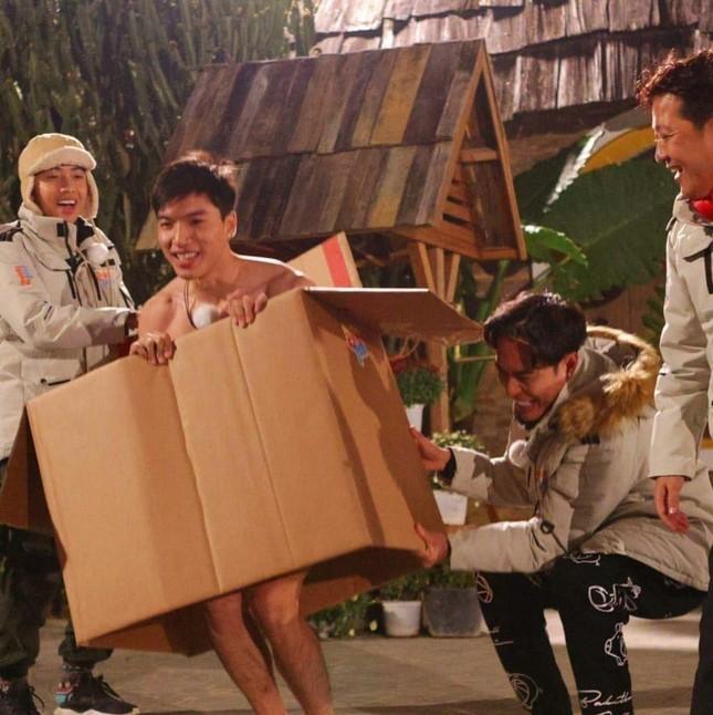 Nhà sản xuất lên tiếng vụ ca sĩ HIEUTHUHAI trần trụi trên game show-1