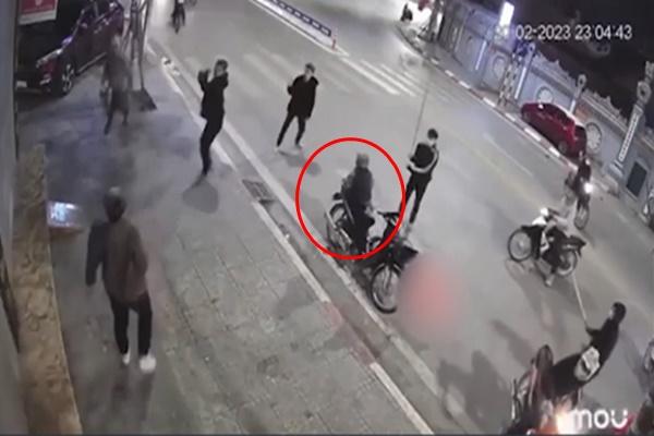 Triệu tập nhóm thanh niên trong vụ bố hôn con trước khi lao vào hỗn chiến-3