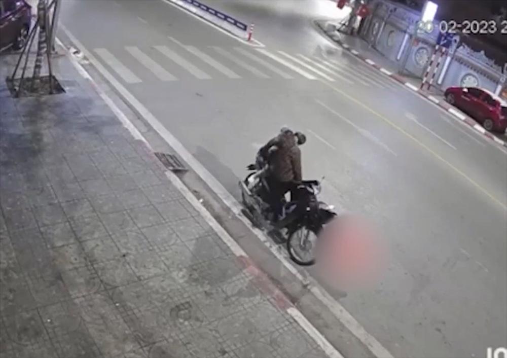 Clip: Bố lao ra đường chém nhau, để mặc con giữa đám hỗn chiến-1