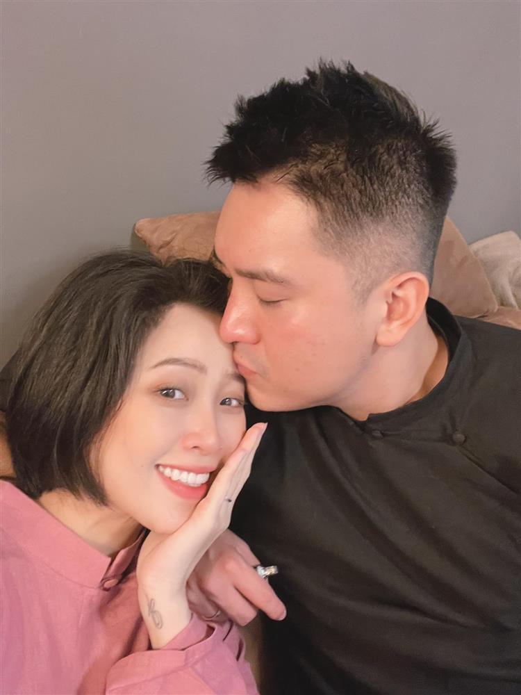 Liêu Hà Trinh khoe bầu 5 tháng, chồng doanh nhân cưng chiều-7