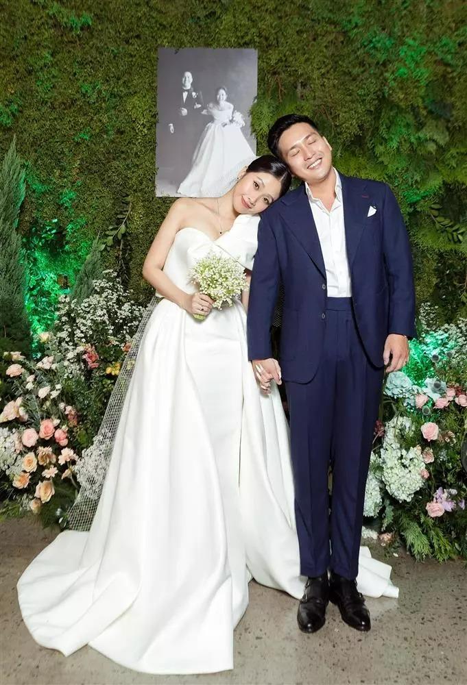 Liêu Hà Trinh khoe bầu 5 tháng, chồng doanh nhân cưng chiều-9