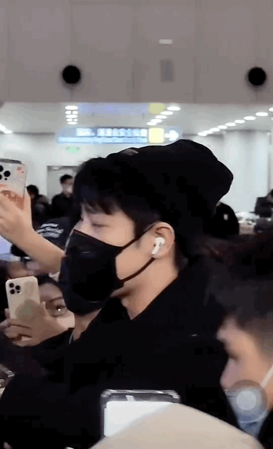 Tiêu Chiến ná thở, hét lớn tại sân bay vì đám đông quá khích-2