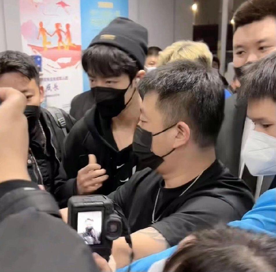 Tiêu Chiến ná thở, hét lớn tại sân bay vì đám đông quá khích-4