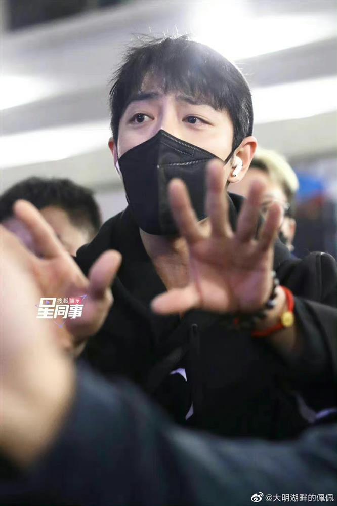 Tiêu Chiến ná thở, hét lớn tại sân bay vì đám đông quá khích-3