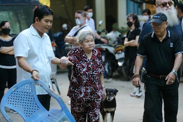 Những nghệ sĩ U80 bịn rịn tiễn đưa nữ diễn viên Bỗng Dưng Muốn Khóc-9