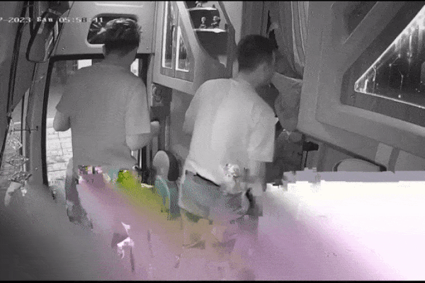 Con trai dùng giường xếp đánh cha 103 tuổi bị thương-2