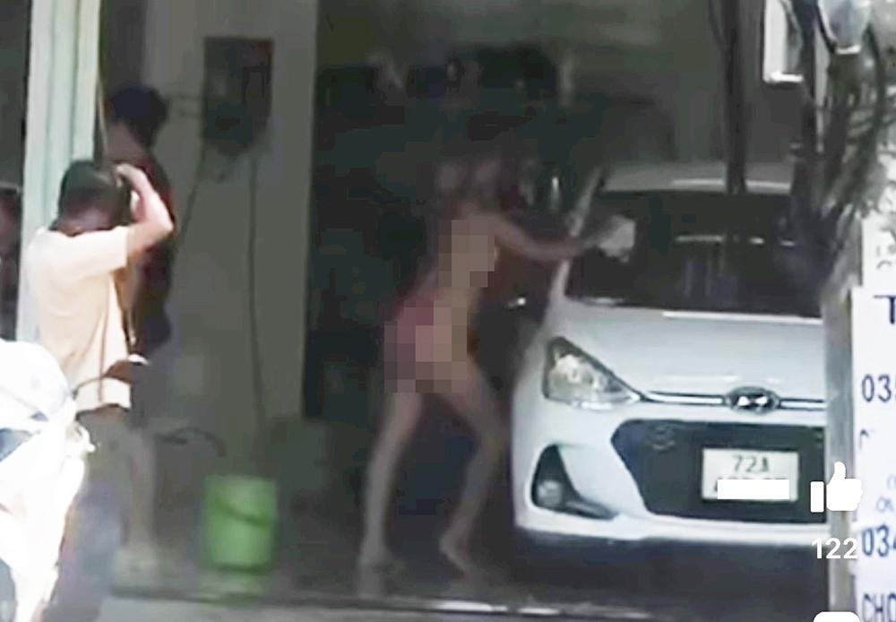 Cô gái mặc bikini rửa xe, tạo dáng chụp hình phản cảm-1
