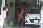 Cô gái mặc bikini rửa xe, tạo dáng chụp hình phản cảm