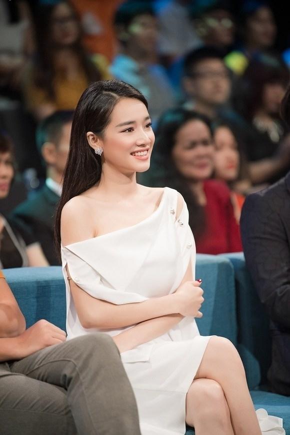 Minh Hằng liên tục bị nghi có bầu vì xài chiêu giấu bụng giống Hà Hồ-13