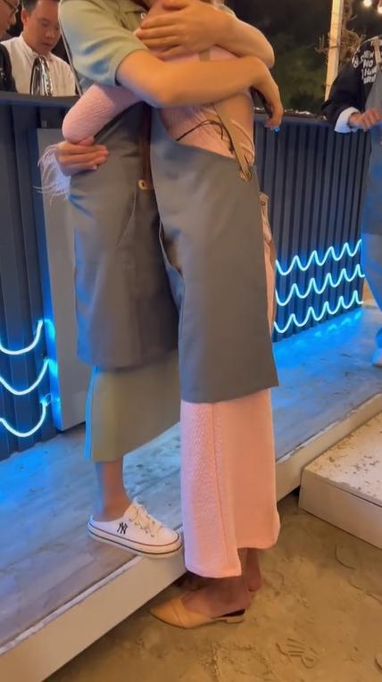 Hòa Minzy sơ hở là đọ chiều cao với các hoa hậu, á hậu-2