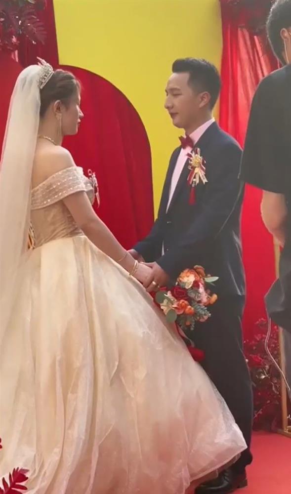 Con gái đi lấy chồng, bố và anh trai thất thần như mất sổ gạo-1