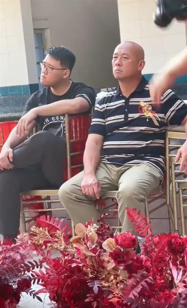 Con gái đi lấy chồng, bố và anh trai thất thần như mất sổ gạo-2