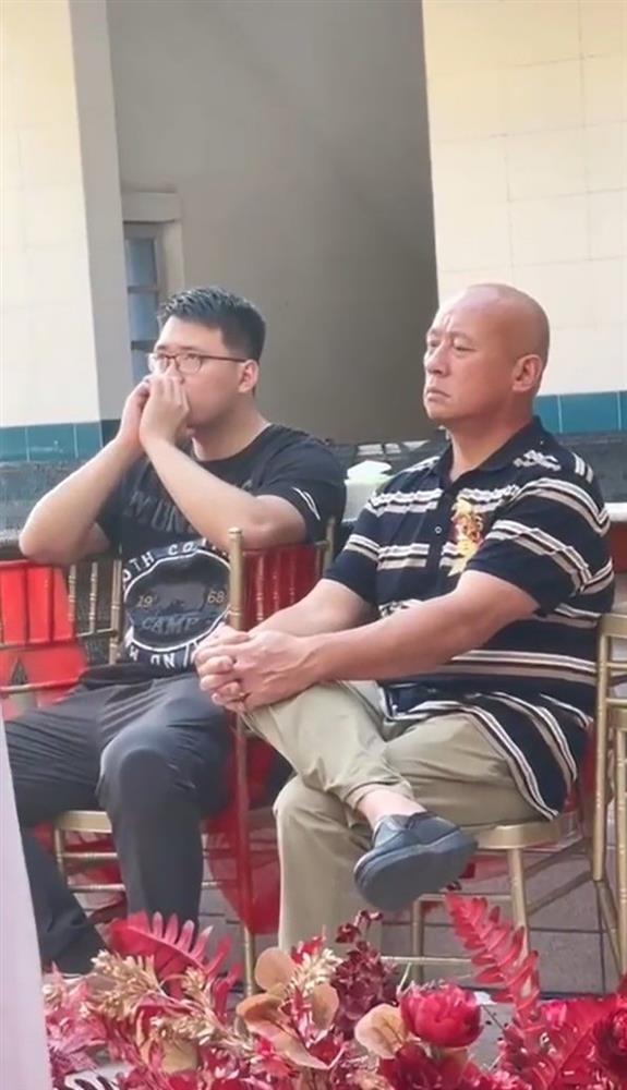 Con gái đi lấy chồng, bố và anh trai thất thần như mất sổ gạo-4