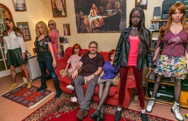 Người đàn ông U60 ở Thái Lan sống cùng cô nàng búp bê sau ly hôn vợ-2