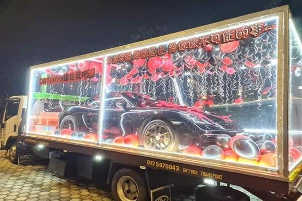 Bạn gái thích xe Mercedes, chàng trai chơi trội mua hẳn Porsche cầu hôn-2