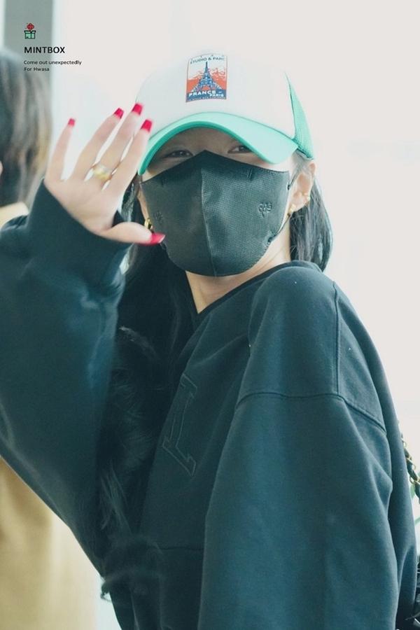 Hwasa (MAMAMOO) táo bạo khi ra sân bay với chiếc quần độc lạ-1