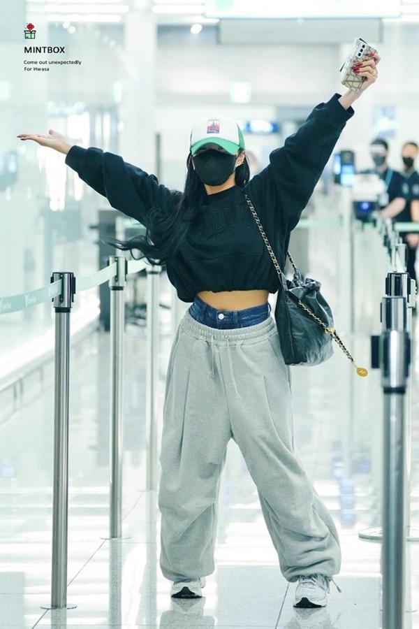 Hwasa (MAMAMOO) táo bạo khi ra sân bay với chiếc quần độc lạ-3