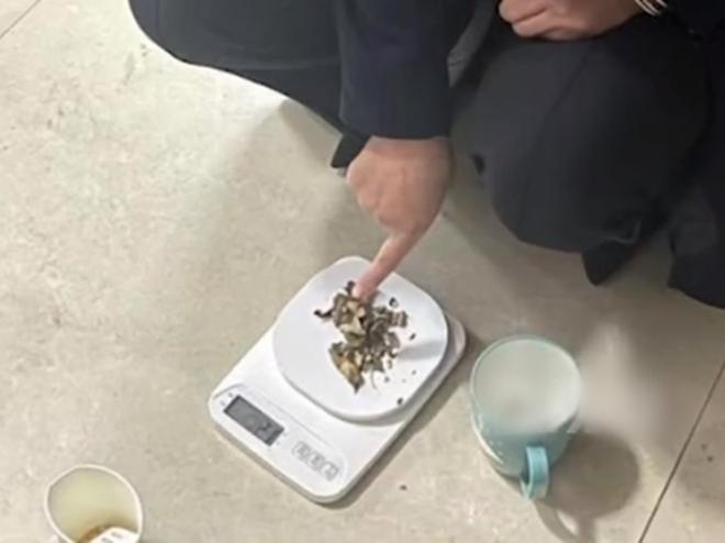 Cô gái bị cảnh sát bắt vì ăn lẩu, rắc rối đến từ một thứ gia vị-1