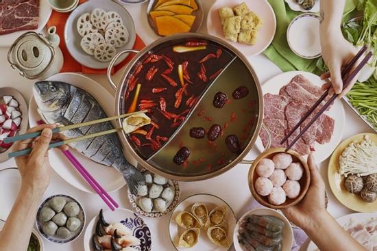 Cô gái bị cảnh sát bắt vì ăn lẩu, rắc rối đến từ một thứ 'gia vị'