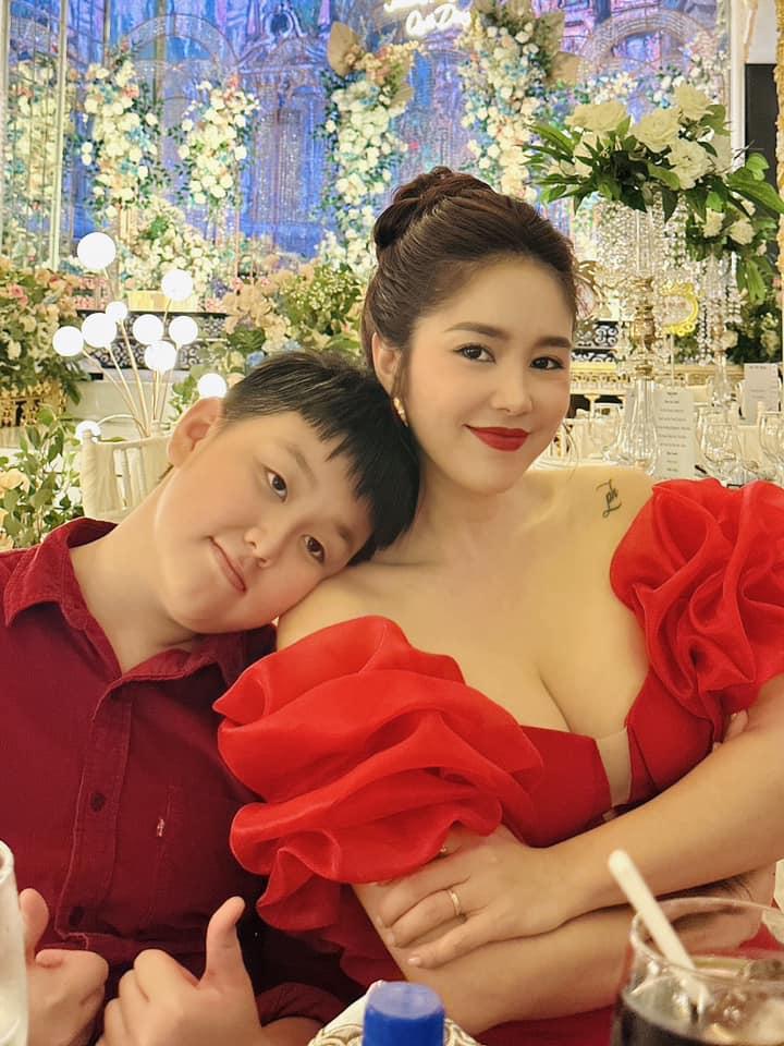 Lê Phương gây tranh cãi vì mặc sexy lấn át cả cô dâu-3