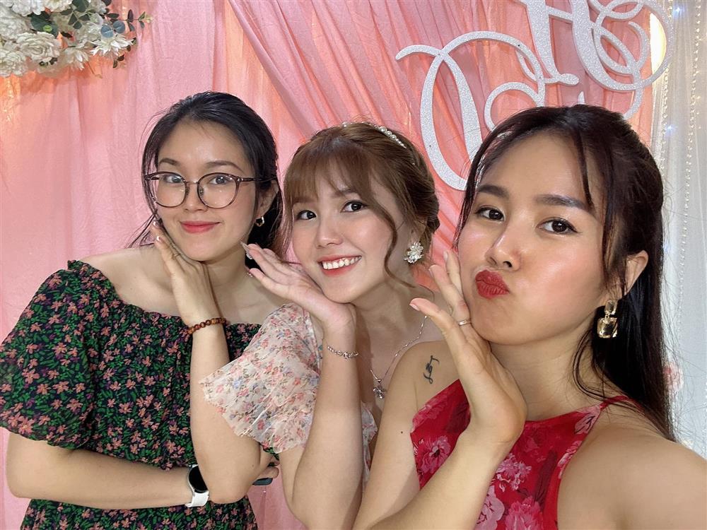 Lê Phương gây tranh cãi vì mặc sexy lấn át cả cô dâu-4