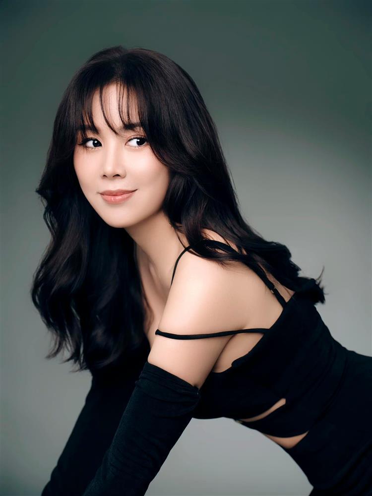 Lê Phương gây tranh cãi vì mặc sexy lấn át cả cô dâu