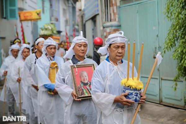 NSND Bạch Tuyết lên tiếng về việc cười trong tang lễ nghệ sĩ Thiên Kim-2