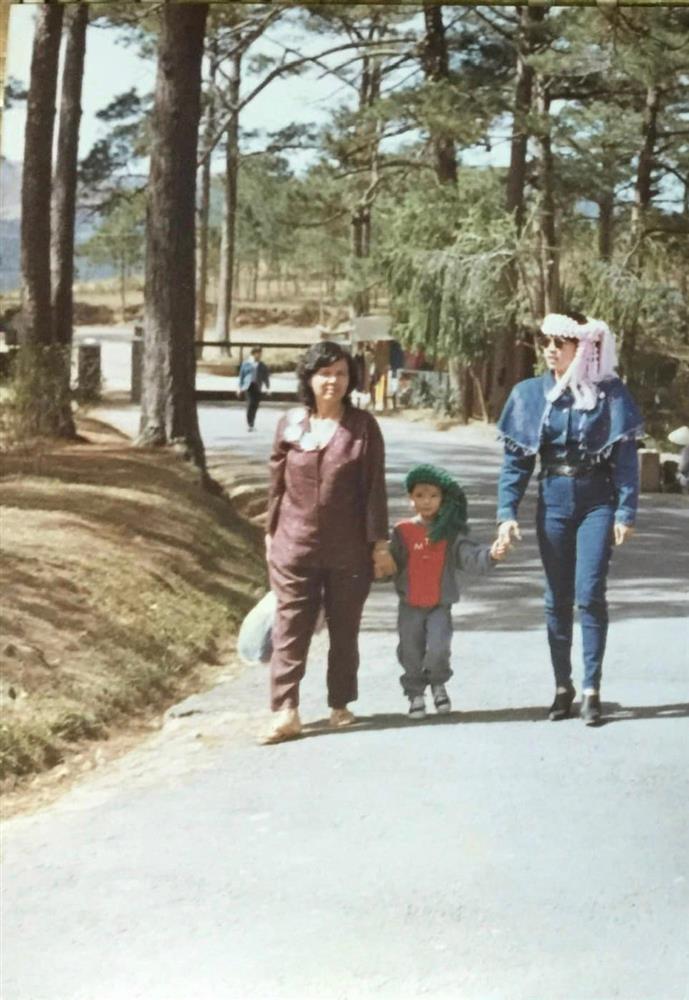 Trước Ngọc Châu, một nàng hậu cũng mặc áo mẹ thi Miss Universe-2