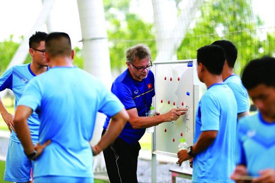 Những thách thức không nhỏ của HLV Philippe Troussier