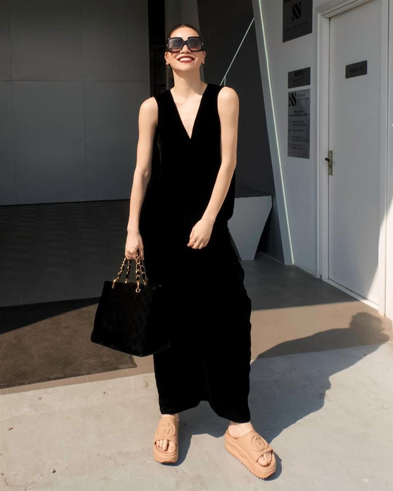 Hà Hồ nghiện dép lê size khủng bố, giá ngỡ ngàng-2