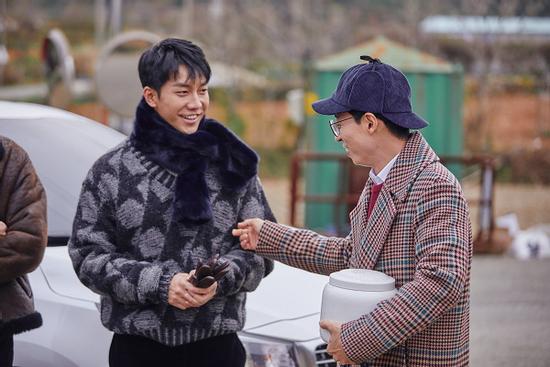 Yoo Jae Suk nhận chỉ trích vì làm MC cho đám cưới của Lee Seung Gi