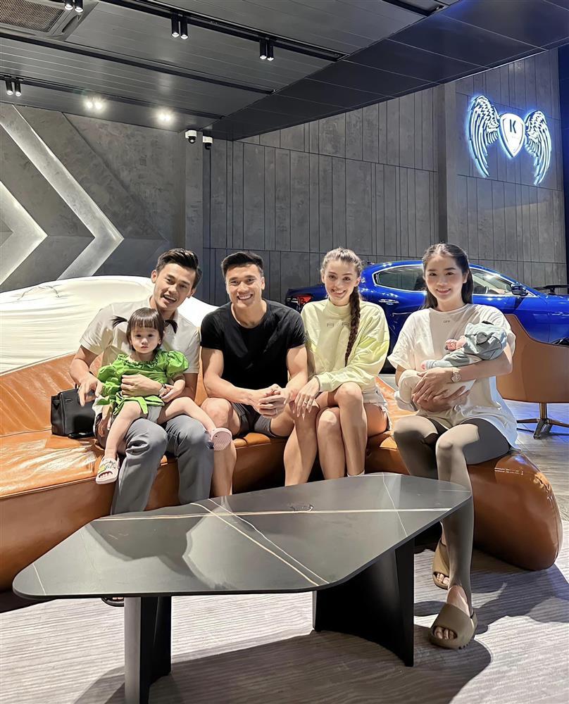 Vợ chồng Bùi Tiến Dũng xuề xòa, em vợ sành điệu trong siêu xe-2