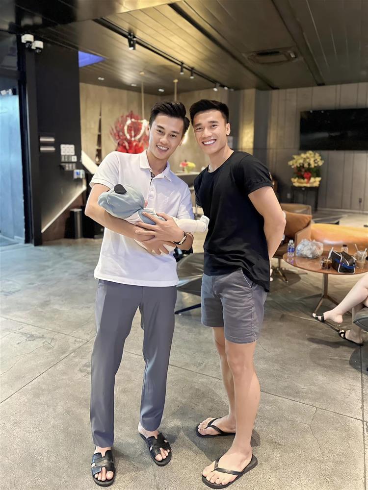 Vợ chồng Bùi Tiến Dũng xuề xòa, em vợ sành điệu trong siêu xe-1