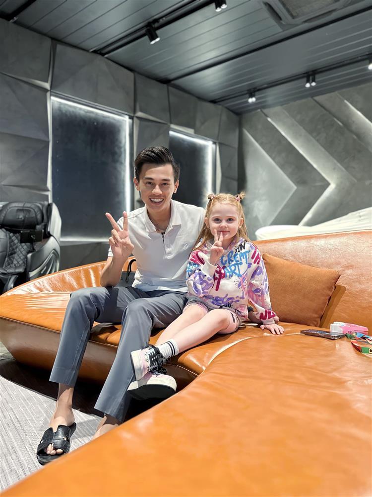 Vợ chồng Bùi Tiến Dũng xuề xòa, em vợ sành điệu trong siêu xe-3