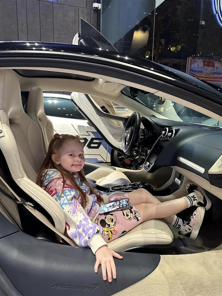 Vợ chồng Bùi Tiến Dũng xuề xòa, em vợ sành điệu trong siêu xe-4