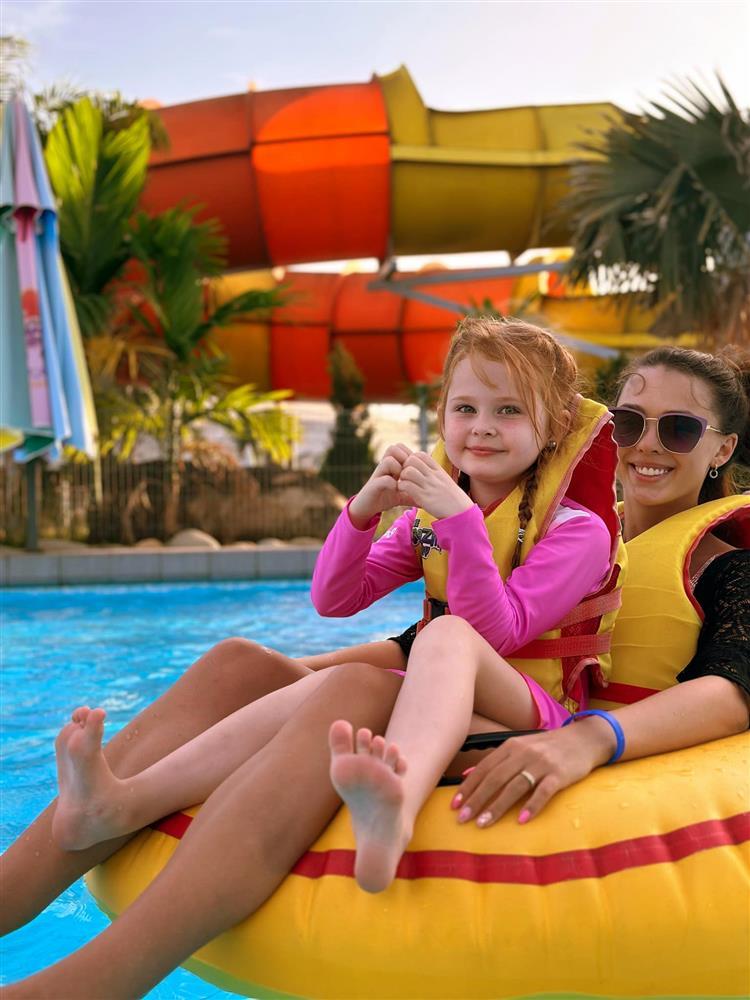 Vợ chồng Bùi Tiến Dũng xuề xòa, em vợ sành điệu trong siêu xe-5