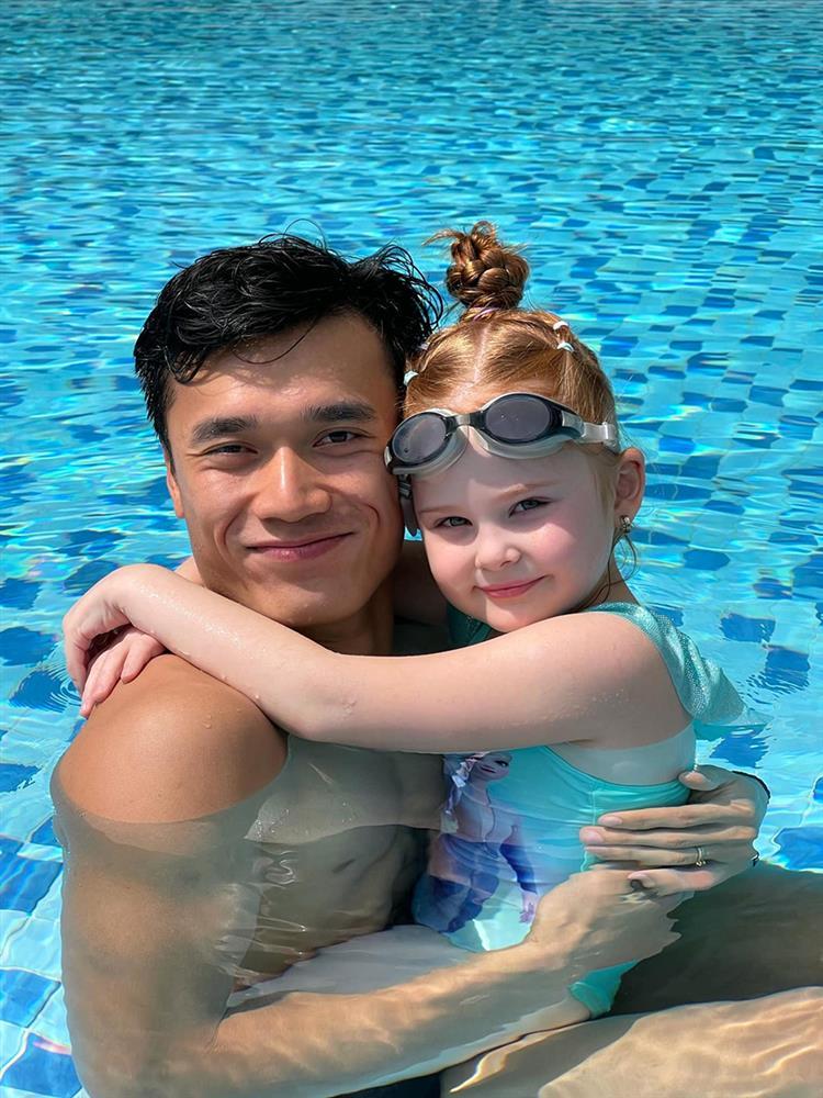 Vợ chồng Bùi Tiến Dũng xuề xòa, em vợ sành điệu trong siêu xe-6