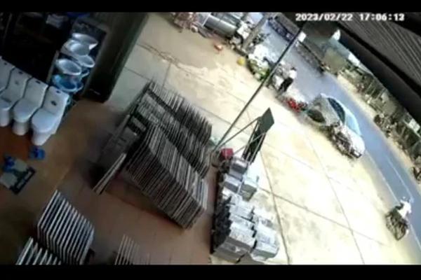 Clip: Say rượu, cầm rìu đập nát xe Mercedes của sếp cũ-1