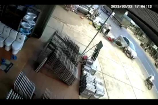 Clip: Xe con tông hàng loạt xe máy, người phụ nữ nhảy thoát thân