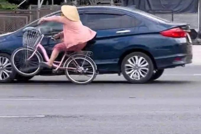 Danh tính người phụ nữ đi xe đạp hồng sang đường gây bão MXH-1