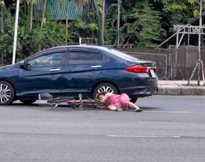 Danh tính người phụ nữ đi xe đạp hồng sang đường gây bão MXH-2