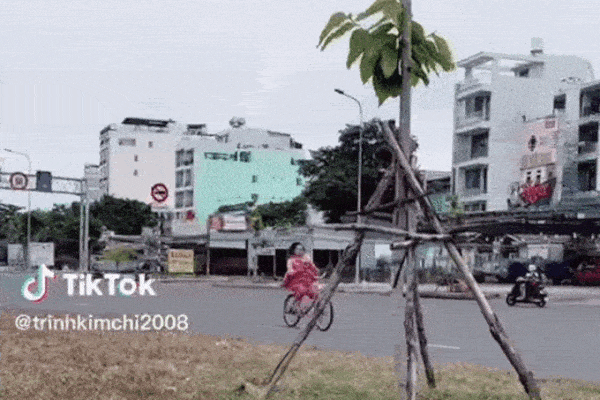 Xe máy kẹp 3 lạng lách, đánh võng tông thẳng vào 2 CSGT ở Hải Dương-3