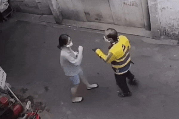 Cô gái bị tài xế 'phang' mũ bảo hiểm vào mặt vì 10.000 đồng